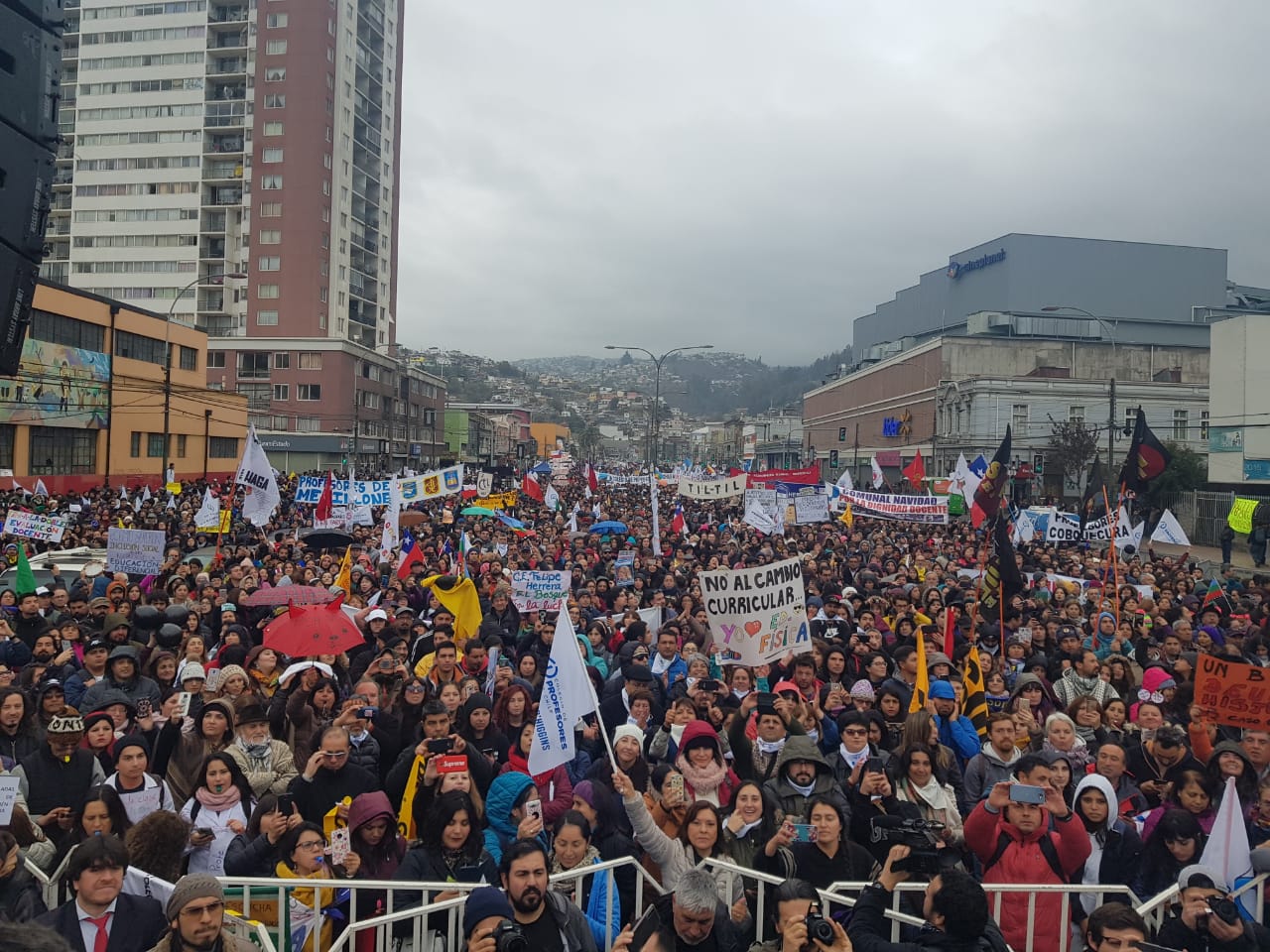 Se realizó multitudinaria marcha de profesores hasta las afueras del Congreso en Valparaíso